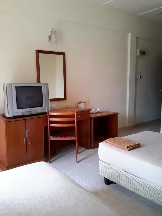 Tanjung Demong Beach Resort Kampung Kuala Besut Exterior photo